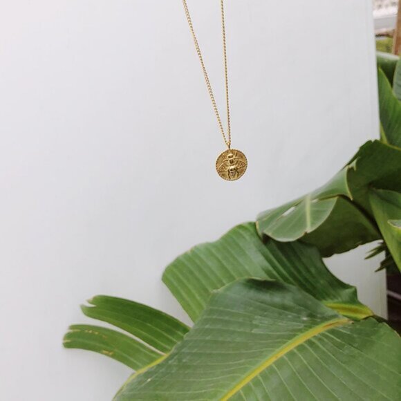 NEW 18K Gold Plated Textured Bee Round Pendant Necklace - Picture 5 of 11